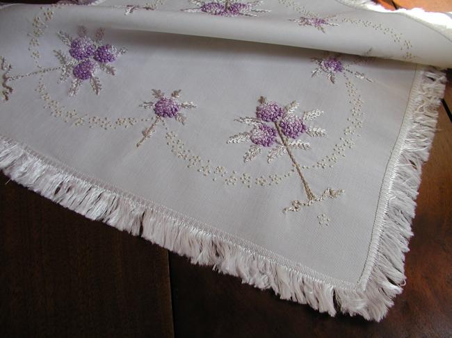 Breathtaking table centre in silk with lilac silk embroidery