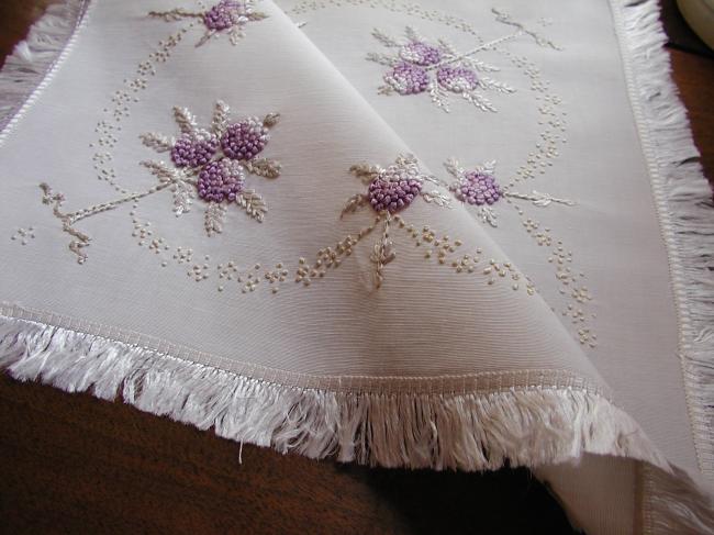 Breathtaking table centre in silk with lilac silk embroidery