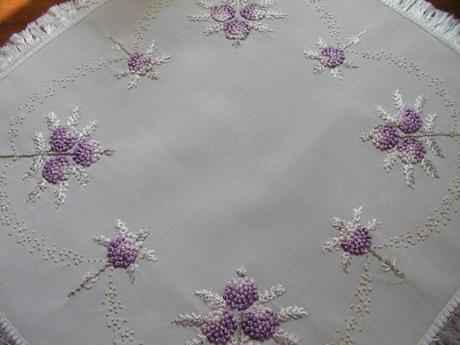 Breathtaking table centre in silk with lilac silk embroidery