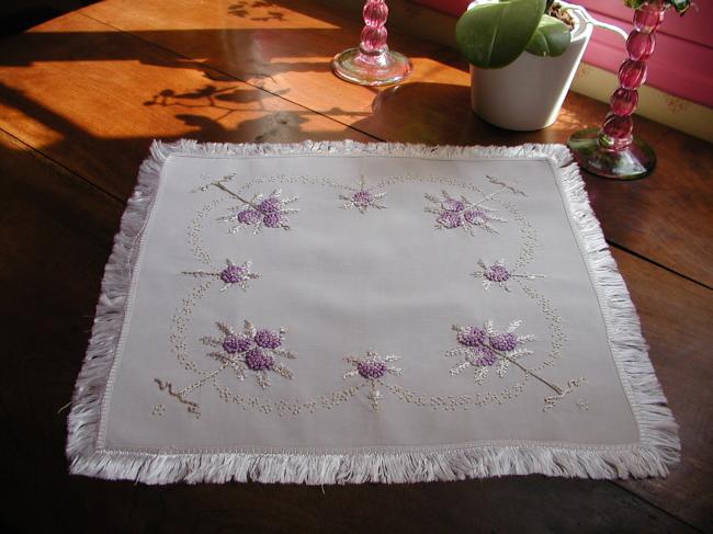 Breathtaking table centre in silk with lilac silk embroidery