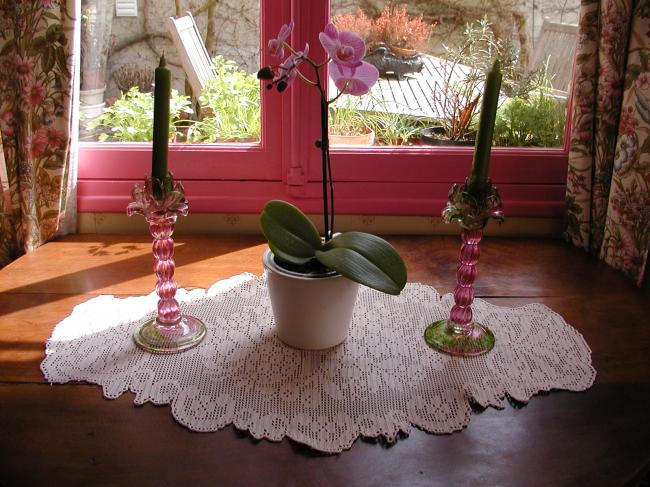 Gorgeous table runner in crochet lace depicting  a flowers bouquet