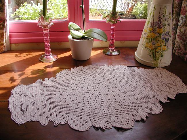 Gorgeous table runner in crochet lace depicting  a flowers bouquet