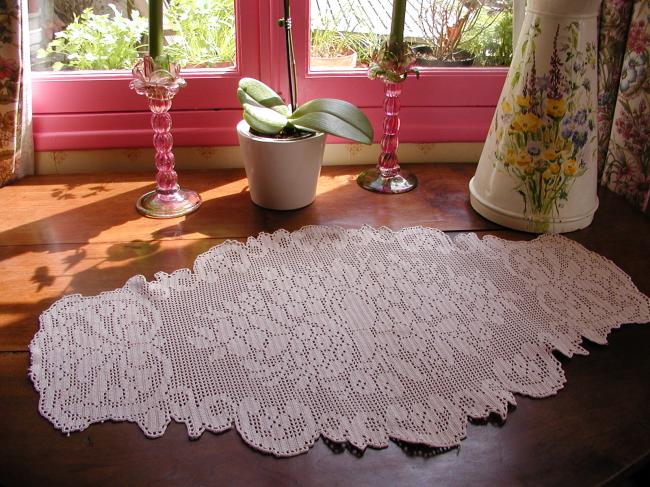 Gorgeous table runner in crochet lace depicting  a flowers bouquet