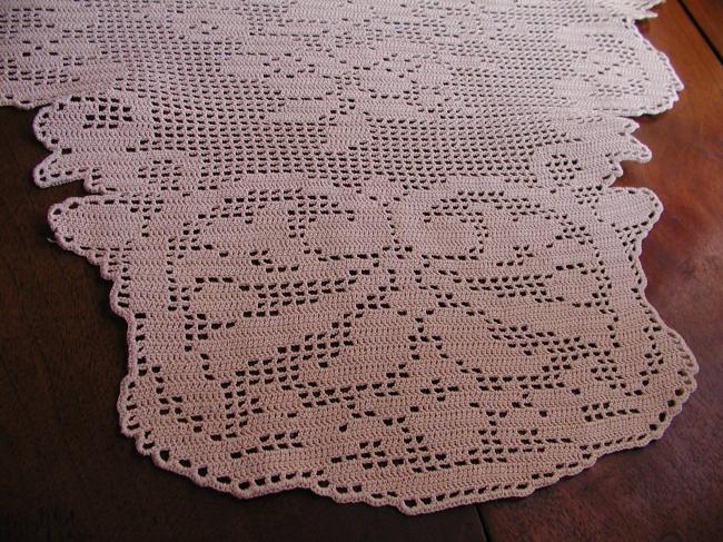 Gorgeous table runner in crochet lace depicting  a flowers bouquet