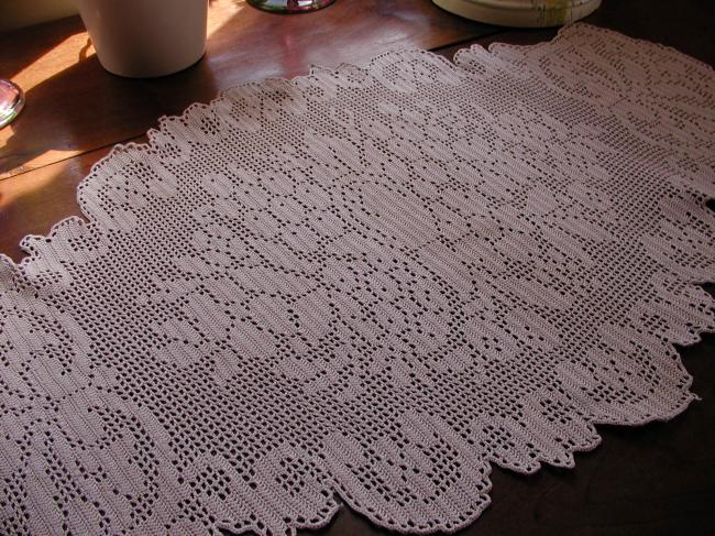 Gorgeous table runner in crochet lace depicting  a flowers bouquet