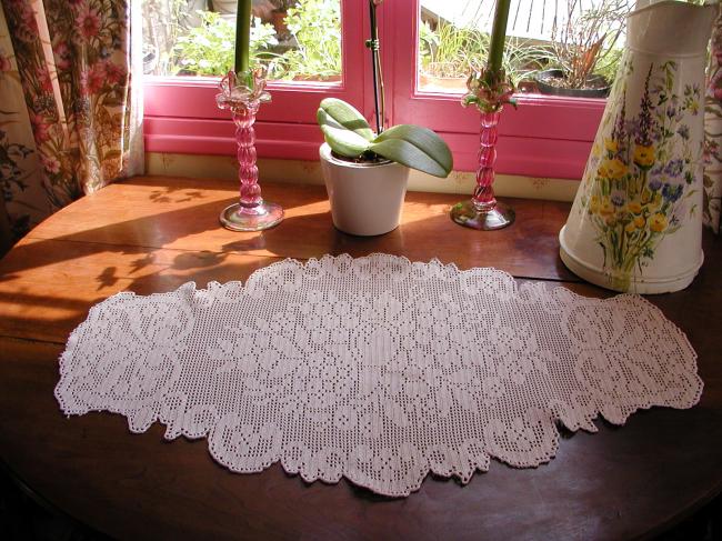 Gorgeous table runner in crochet lace depicting  a flowers bouquet
