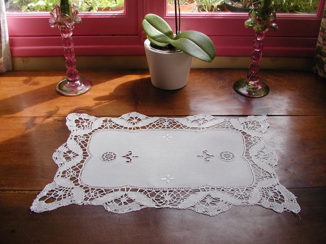 So pretty tray cloth with Richelieu and Reticella works with Cluny lace