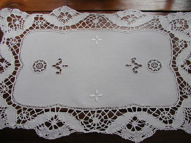 So pretty tray cloth with Richelieu and Reticella works with Cluny lace