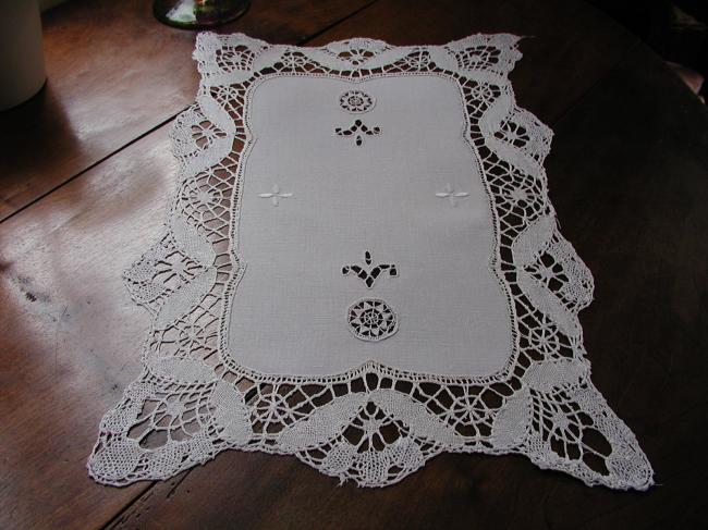 So pretty tray cloth with Richelieu and Reticella works with Cluny lace