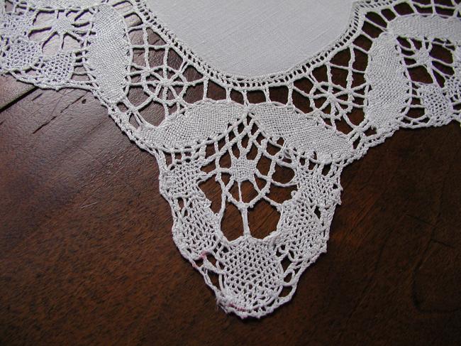 So pretty tray cloth with Richelieu and Reticella works with Cluny lace