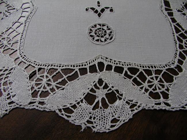 So pretty tray cloth with Richelieu and Reticella works with Cluny lace